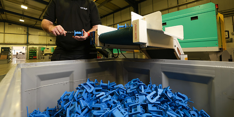 Injection moulding for complex moulded plastic components